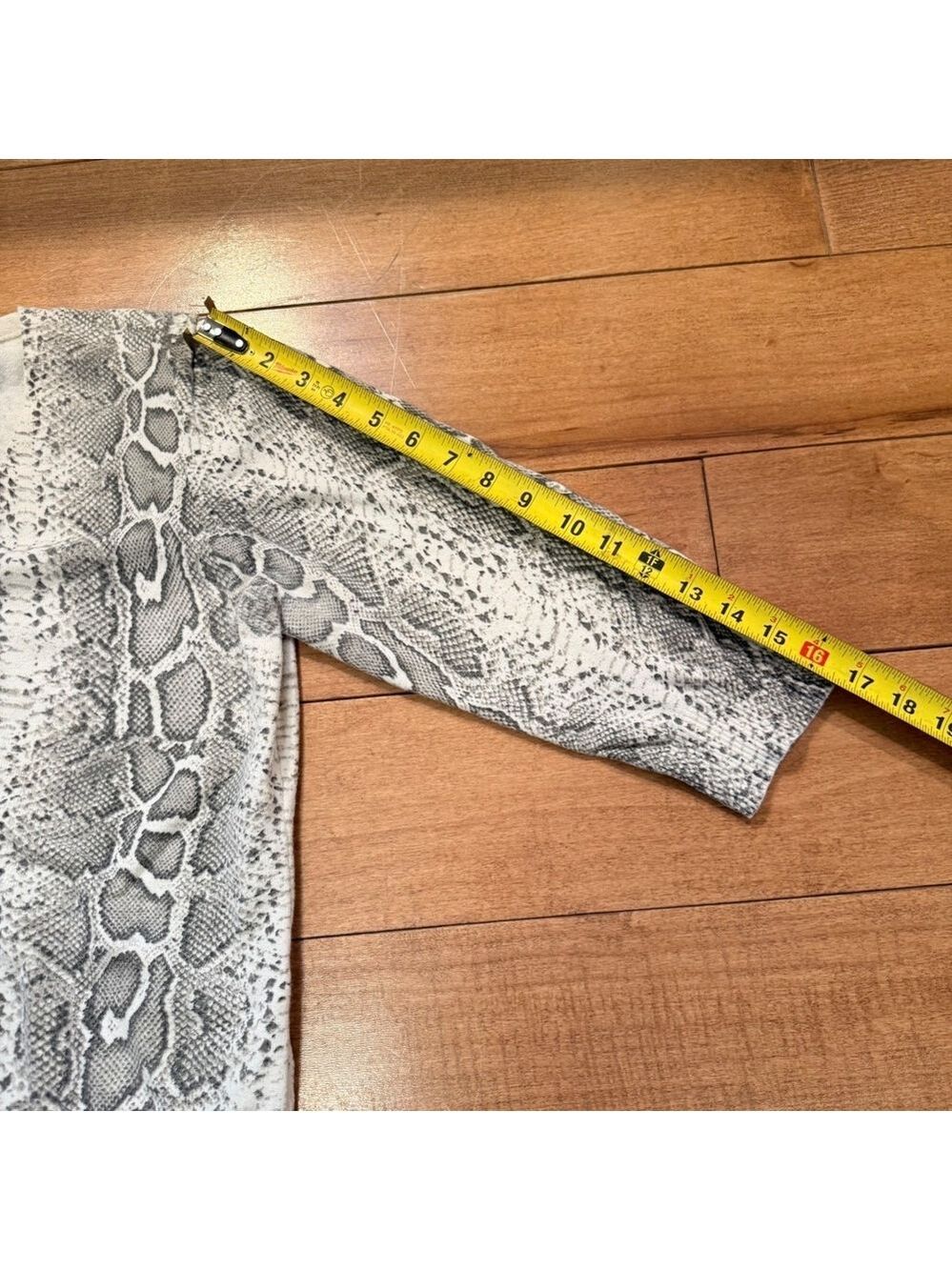 Van Heusen Studio Snakeskin Print Cardigan Womens Large Grey White Indie Sleaze - Picture 6 of 6